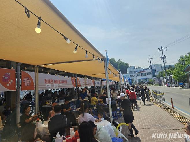 강원 고성군 현내면 대진항 일원에서 열린 제5회 저도대문어축제가 성황을 이룬 가운데 8일 먹거리 부스가 관광객들로 붐비고 있다.&nbsp;