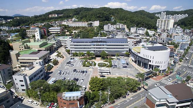 안동시는 산불로 피해를 입은 시민에게 총 1309억원 규모 생활안정지원금 및 특별지원금을 이달 중순까지 지급할 예정이라고 밝혔다.  사진은 안동시 전경.    안동시 제공