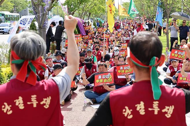 광주 시내버스 노조 전면파업 첫날인 5일 광주광역시청 앞에서 열린 총파업 투쟁 승리쟁취 버스노동자 결의대회에서 참석자들이 구호를 외치고 있다. 연합뉴스