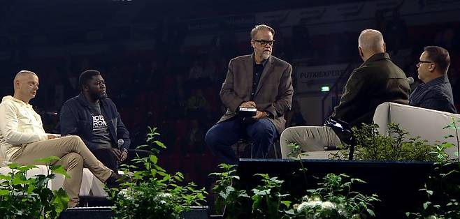 제 27회 세계오순절대회(PWC) 마지막 날인 지난 6일(현지시간) 핀란드 헬싱키 아이스홀에서 에드 스테처 미국 탈봇신학교 학장과 패널들이 함께 대화하고 있다.