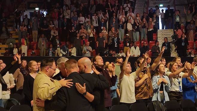 제 27회 세계오순절대회(PWC) 마지막 현장. 기도하며 찬양하는 청중들.