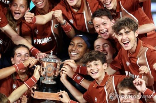 볼 퍼슨들과 포즈를 취한 고프 / 사진=연합뉴스