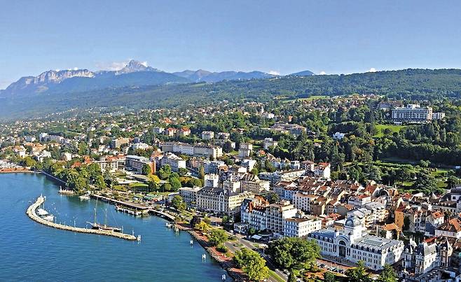 알프스 산자락을 배경으로 레만 호수 남쪽 기슭에 자리한 에비앙의 전경. 에비앙 리조트