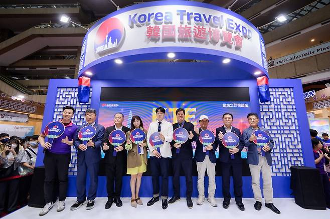 기념 촬영을 하고 있는 홍보대사 소지섭.