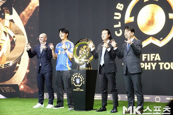 캄비아소(맨 왼쪽부터), 김영권 울산 HD 주장, 김판곤 울산 감독, 김광국 울산 대표이사. 사진=이근승 기자