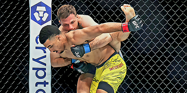 2018-19 미국대학스포츠협회 3부리그 레슬링선수권대회 동메달리스트 마크 초인스키가 2025년 6월 미국 뉴저지주 뉴어크 프루덴셜 센터 UFC 316 제1경기 상대를 스탠딩 그래플링으로 괴롭히고 있다. 사진=Getty Images=연합뉴스 제공