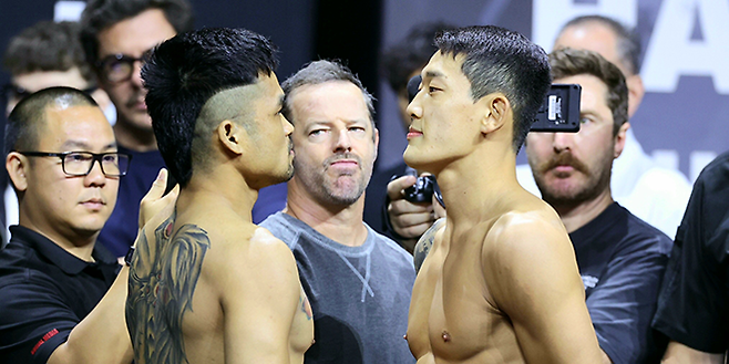 제카 사라기와 유주상이 2025년 6월 미국 뉴저지주 뉴어크 프루덴셜 센터 UFC 316 공개 계체 행사에서 마주 보고 있다. 사진=TKO