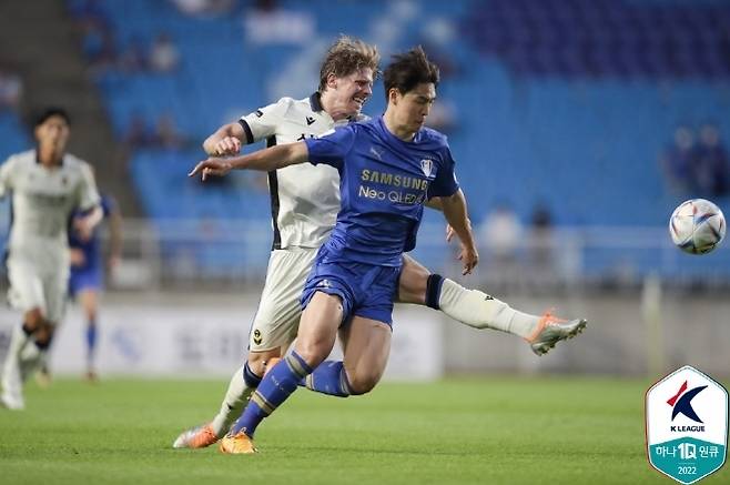 김건희의 수원 삼성 시절(사진 오른쪽). 사진=한국프로축구연맹