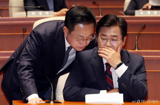 [서울=뉴시스] = 박찬대 더불어민주당 당대표 직무대행 겸 원내대표가 5일 오후 서울 여의도 국회에서 열린 의원총회에서 박성준 원내운영수석부대표와 대화하고 있다. 2025.06.05.