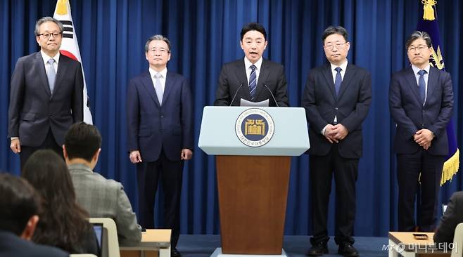 강훈식 대통령 비서실장이 6일 서울 용산구 대통령실 청사에서 대통령실 조직개편안 및 1차 인선 발표을 하고 있다.    왼쪽부터 문진영 사회수석, 김용범 정책실장, 강 비서실장, 하준경 경제성장수석, 류덕현 수석급 재정기획보좌관. 2025.6.6/뉴스1  Copyright (C) 뉴스1. All rights reserved. 무단 전재 및 재배포,  AI학습 이용 금지.