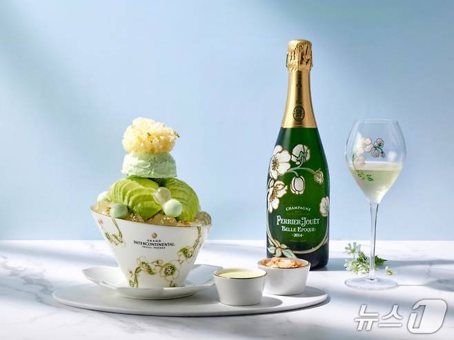 그랜드인터컨티넨탈서울파르나스가 출시한 '벨 에포크 샴페인 빙수'./사진=파르나스호텔, 뉴스1