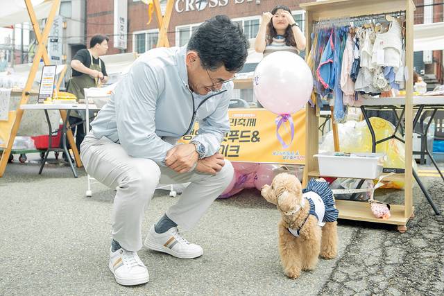 이기재 서울 양천구청장이 지난해 양천구 반려견 축제에서 강아지와 놀아주고 있다. 양천구청 제공