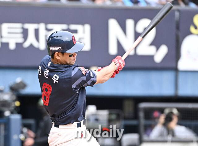 27일 오후 서울 잠실야구장에서 진행된 '2025 프로야구 KBO리그' 두산 베어스와 롯데 자이언츠의 경기. 롯데 전준우가 5회초 1사에서 솔로홈런을 터뜨리고 있다./마이데일리