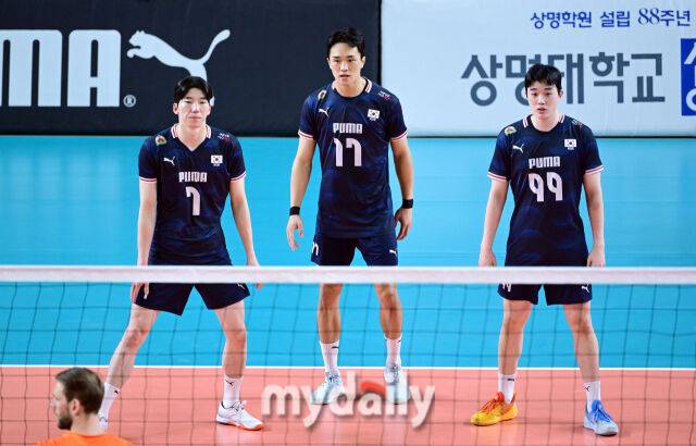 2025년 6월 7일 오후 충청남도 천안시 유관순체육관에서 '2025 남자배구 국가대표 평가전' 대한민국과 네덜란드의 경기가 열렸다.대한민국 허수봉, 임동혁, 김지한(왼쪽부터)이 경기에 집중하고 있다./천안=유진형 기자