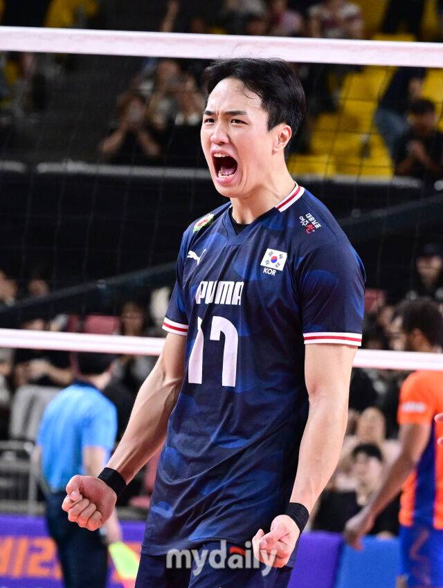 2025년 6월 7일 오후 충청남도 천안시 유관순체육관에서 '2025 남자배구 국가대표 평가전' 대한민국과 네덜란드의 경기가 열렸다.대한민국 임동혁이 세트스코어 3-1(17-15, 25-21, 25-21, 25-23)로 승리한 뒤 기뻐하고 있다./천안=유진형 기자