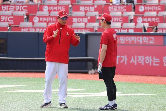 이숭용 감독(좌)과 대화를 나누는 김성욱(우)./SSG 랜더스