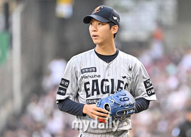 27일 오후 서울 잠실야구장에서 진행된 '2025 프로야구 KBO리그' LG트윈스와 한화이글스의 경기. 한화 황준서가 1회말 2실점한 뒤 덕아웃으로 향하고 있다./마이데일리