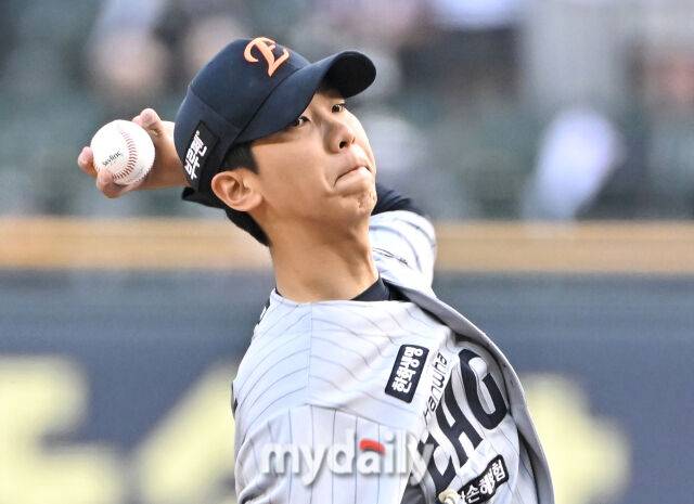 27일 오후 서울 잠실야구장에서 진행된 '2025 프로야구 KBO리그' LG트윈스와 한화이글스의 경기. 한화 선발투수 황준서가 역투하고 있다./마이데일리