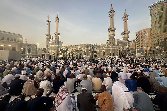 이슬람 대규모 성지순례 행사 하지를 앞두고 2일(현지시간) 성지순례 장소인 그랜드 모스크 단지에 무슬림 신도들이 모여들고 있다. [AFP]