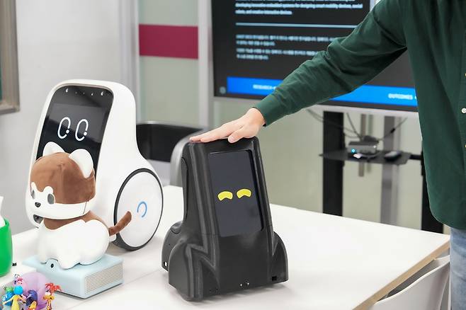 부드럽게 쓰다듬었을 때 로봇이 기쁨을 표현하는 장면.[UNIST 제공]