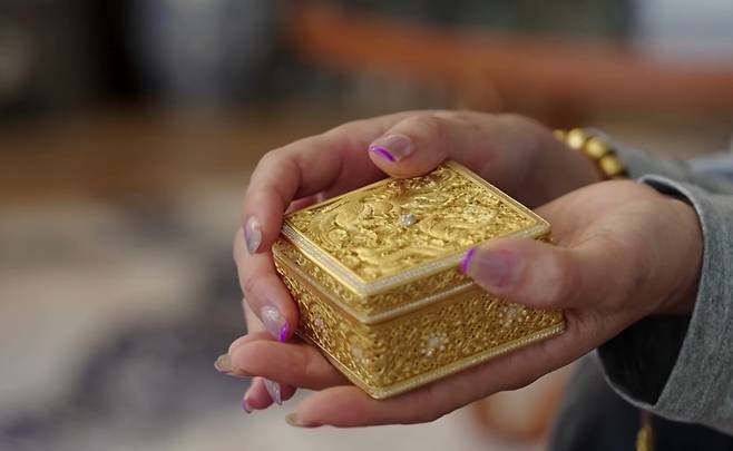 블룸버그통신에 따르면 금 장신구 브랜드 라오푸골드(Laopu Gold)가 중국 젊은 층 사이에서 인기 있는 기업으로 떠오르면서 상장 1년 만에 주가가 1000홍콩달러를 돌파했다. 라오푸골드 제품을 구매한 한 소비자 [로이터 유튜브 화면 캡처]