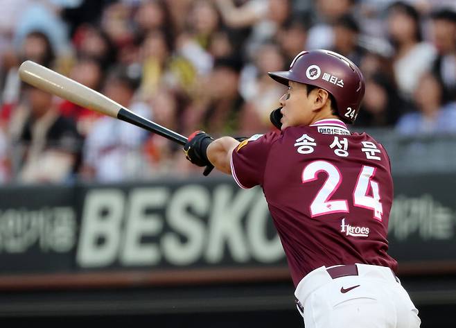 지난 27일 광주 기아챔피언스필드에서 열린 프로야구 키움 히어로즈와 KIA 타이거즈의 경기에서 송성문이 2회초 2사 2, 3루에서 2타점 2루타를 때리고 있다.[연합]