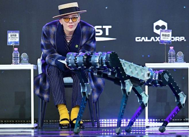 지드래곤 KAIST 교수 겸 가수가 헤럴드미디어그룹 주최로 열린 ‘이노베이트코리아 2025’ 스페셜무대에 참석해 자신의 노래로 춤을 추는 사족보행 로봇 라이보를 보고 있다. [이상섭 기자]