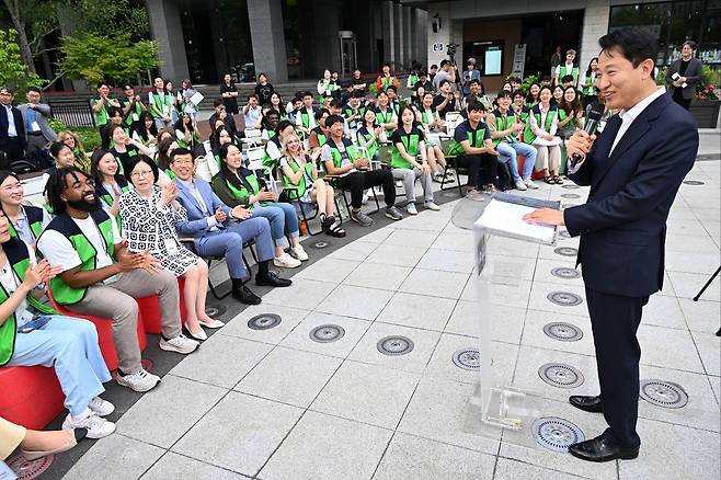 오세훈 서울시장이 8일 서울 광화문광장에서 6·25 전쟁 유엔 참전국 후손 교류캠프 참가자들에게 인사말을 하며 6·25 전쟁 22개 참전국과 국내외 참전용사들을 기리기 위해 조성될 감사의 정원을 소개하고 있다. [서울시 제공]