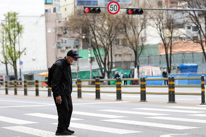 서울 종로구 탑골공원 인근에서 한 어르신이 횡단보도에 서 있다 [뉴시스 제공]