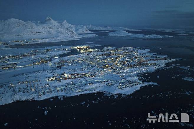 [누크(그린란드)=AP/뉴시스]지난 3월7일 그린란드 수도 누크의 바다 입구 해안의 집들이 눈으로 덮여 있는 광경.  그린란드를 합병하려는 트럼프 미국대통령의 위협에 맞서 마크롱 프랑스 대통령이 6월 16일 이곳을 방문, 자치령 총리와 덴마크 총리와 함께 3자 회담을 하기로 했다고 ㄹ 몽드지가 6월 7일 보도했다.  2025.06.08.