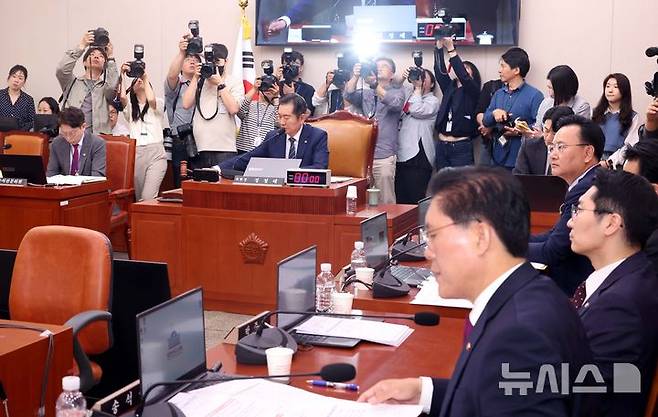 [서울=뉴시스] 조성봉 기자 = 정청래 국회 법사위원장이 지난달 14일 오전 서울 여의도 국회에서 열린 법제사법위원회 전체회의에서 의사봉을 두드리고 있다. 입 의혹 진상규명 청문회에서 의원의 질의에 답변하고 있다. 2025.05.14. suncho21@newsis.com