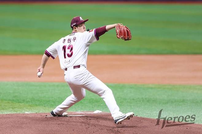 [서울=뉴시스] 프로야구 키움 히어로즈의 정현우가 4월6일 서울 고척스카이돔에서 열린 2025 신한 쏠뱅크 KBO리그 NC 다이노스와의 경기에 선발 등판해 공을 던지고 있다. (사진=키움 히어로즈 제공) 2025.04.06. *재판매 및 DB 금지