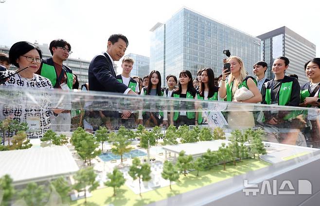 [서울=뉴시스] 김진아 기자 = 오세훈 서울시장이 8일 서울 종로구 광화문광장에서 '유엔 참전국 후손 교류캠프'에 참가 중인 6·25전쟁 참전국 후손들에게 '감사의 정원'을 소개하고 있다. 2025.06.08. bluesoda@newsis.com