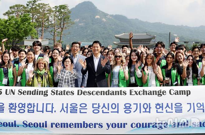 [서울=뉴시스] 김진아 기자 = 오세훈 서울시장이 8일 서울 종로구 광화문광장에서 '유엔 참전국 후손 교류캠프'에 참가 중인 6·25전쟁 참전국 후손들에게 '감사의 정원'을 소개 후 기념촬영을 하고 있다. 2025.06.08. bluesoda@newsis.com