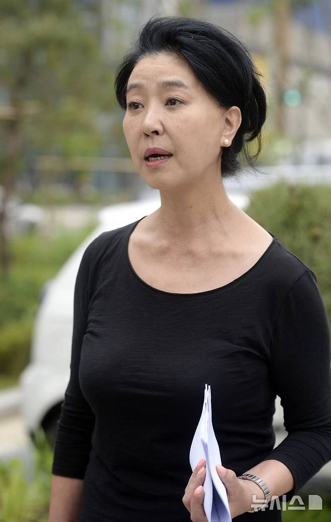 [서울=뉴시스] 최진석 기자 = 배우 김부선이 20일 오후 송파구 서울동부지방법원에서 난방비 명예훼손 항소심 1차 공판을 마친 뒤 취재진과 인터뷰하고 있다. 2017.06.20. myjs@newsis.com