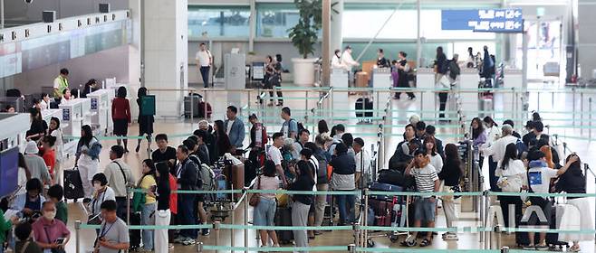 [인천공항=뉴시스] 김선웅 기자 = 현충일 연휴를 하루 앞둔 5일 인천국제공항 제1여객터미널 출국장에서 여행객들이 출국 수속을 하고 있다. 2025.06.05. mangusta@newsis.com