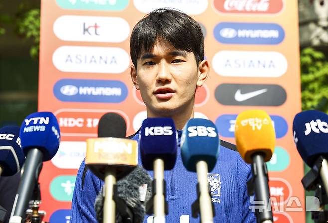 [파주=뉴시스] 황준선 기자 = 대한민국 축구 국가대표팀 김진규가 8일 오후 경기 파주시 국가대표트레이닝센터(NFC)에서 훈련에 앞서 취재진 질문에 답하고 있다. 대한민국 축구 국가대표팀은 오는 10일 서울월드컵경기장에서 쿠웨이트와 2026 국제축구연맹(FIFA) 북중미 월드컵 아시아 지역 3차 예선 B조 최종 10차전을 치른다. 2025.06.08. hwang@newsis.com