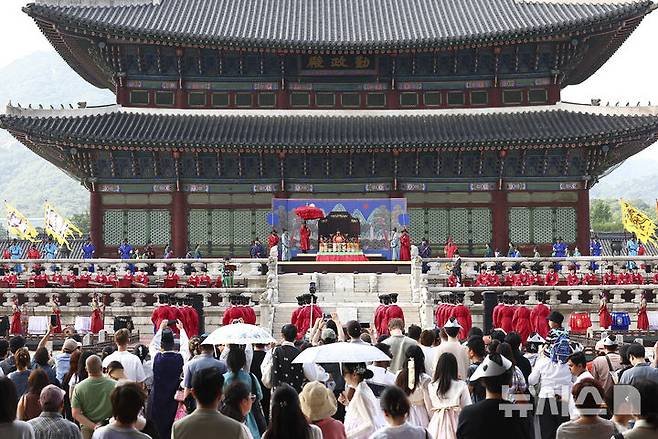[서울=뉴시스] 김근수 기자 = 8일 오후 서울 종로구 경복궁 근정전에서 세종조 회례연이 펼쳐지고 있다.궁중 연례악과 무용을 재현한 세종조 회례연은 지난 2013년 이후 12년 만에 경복궁에서 다시 열렸다. 2025.06.08. ks@newsis.com