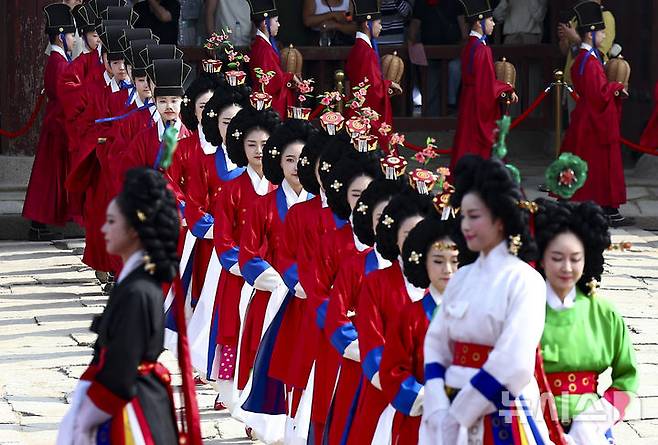 [서울=뉴시스] 김근수 기자 = 8일 오후 서울 종로구 경복궁 근정전에서 세종조 회례연이 펼쳐지고 있다.궁중 연례악과 무용을 재현한 세종조 회례연은 지난 2013년 이후 12년 만에 경복궁에서 다시 열렸다. 2025.06.08. ks@newsis.com