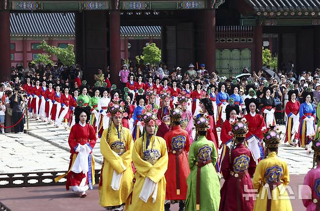 [서울=뉴시스] 김근수 기자 = 8일 오후 서울 종로구 경복궁 근정전에서 세종조 회례연이 펼쳐지고 있다.궁중 연례악과 무용을 재현한 세종조 회례연은 지난 2013년 이후 12년 만에 경복궁에서 다시 열렸다. 2025.06.08. ks@newsis.com