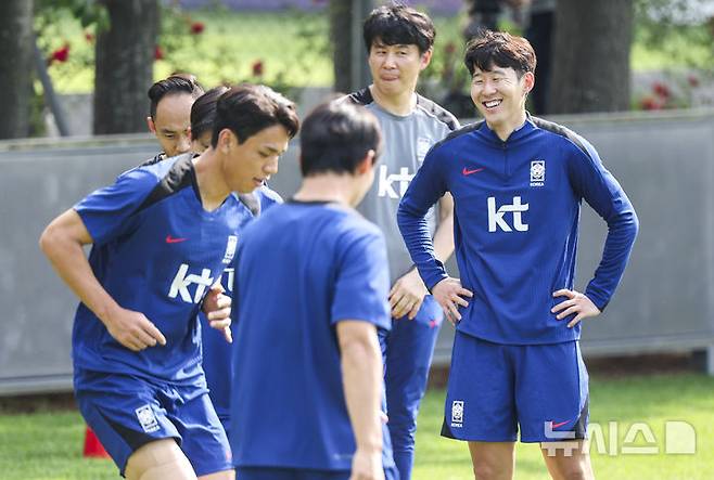 [파주=뉴시스] 황준선 기자 = 대한민국 축구 국가대표팀 손흥민이 8일 오후 경기 파주시 국가대표트레이닝센터(NFC)에서 열린 훈련에서 웃고 있다.대한민국 축구 국가대표팀은 오는 10일 서울월드컵경기장에서 쿠웨이트와 2026 국제축구연맹(FIFA) 북중미 월드컵 아시아 지역 3차 예선 B조 최종 10차전을 치른다. 2025.06.08. hwang@newsis.com