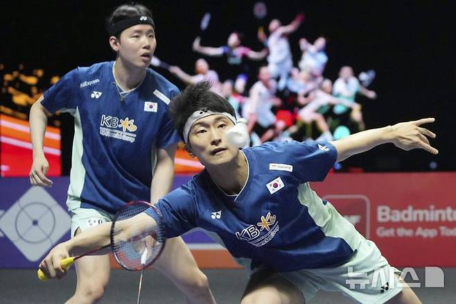[자카르타=AP/뉴시스] 김원호(앞)와 서승재가 7일(현지 시간) 인도네시아 자카르타 이스토라 스타디움에서 열린 2025 세계배드민턴연맹(BWF) 월드투어 슈퍼 1000 인도네시아오픈 남자복식 준결승에서 파자르 알피안–무하마드 리안 아르디안토 조(인도네시아)와 경기하고 있다. 김원호-서승재가 2-1(21-18 19-21 23-21)로 이기고 결승에 올라 사바르 카르야만 구타마-모 레자 파흘레비 이스파하니 조(인도네시아)와 우승을 다툰다. 2025.06.08.