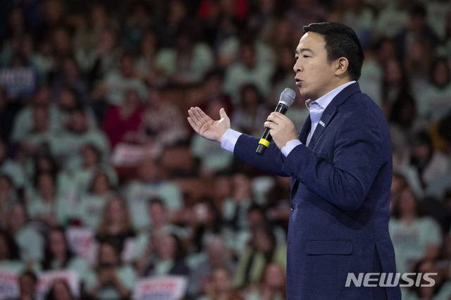 [맨체스터=AP/뉴시스]ㅠ 도널드 트럼프 미국 대통령과의 공개 설전 이후 일론 머스크 테슬라 최고경영자(CEO)의 행보에 관심이 쏠리는 가운데, 2020년 민주당 대선 후보 경선에 출마했던 앤드루 양이 머스크에게 "제3정당을 함께 만들자"며 손을 내밀었다. 사진은 양이 지난 2020년 2월8일(현지 시간) 뉴햄프셔 맨체스터에서 선거운동을 하는 모습. 2025.06.08.