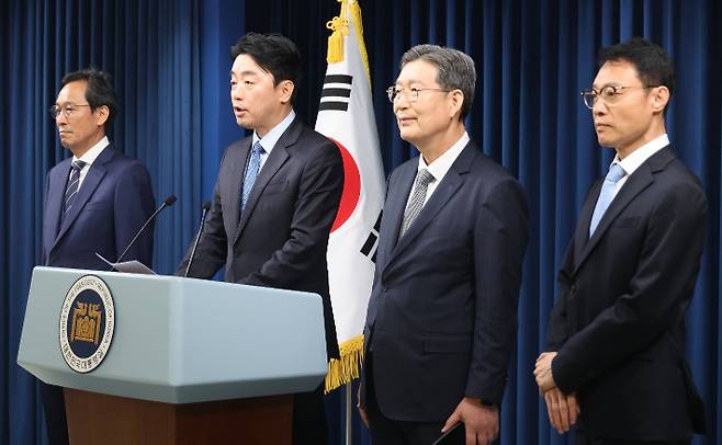 강훈식 대통령실 비서실장이 8일 용산 대통령실에서 정무, 홍보, 민정 수석 인선을 발표하고 있다. 왼쪽부터 우상호 정무수석, 강 비서실장, 오광수 민정수석, 이규연 홍보소통수석. 연합뉴스