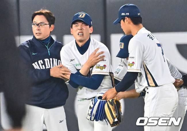 [OSEN=부산, 이석우 기자] NC 중견수 김성욱이 3회초 롯데 정훈의 타구를 몸을 날려 잡다 어깨 부상으로 통증을 호소하고 있다. 2025.04.11 / foto0307@osen.co.kr