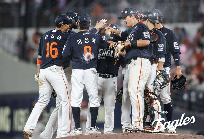 한화 선수들이 7일 광주 KIA전에서 연장 11회 접전 끝에 3-2로 승리한 뒤 기뻐하고 있다. /한화 이글스 제공