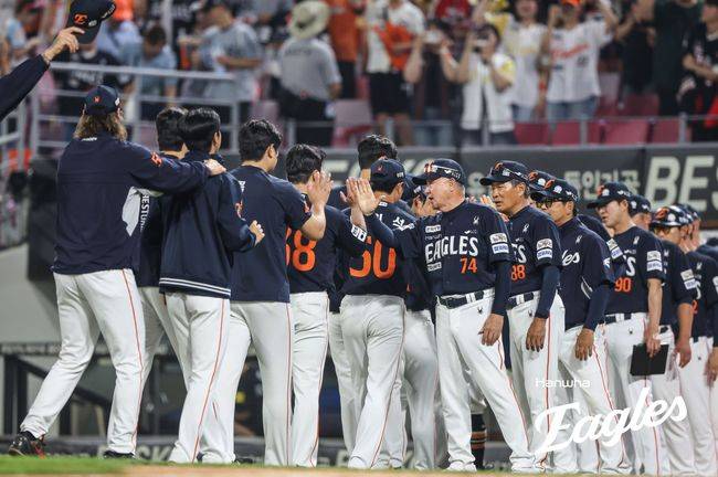 한화 김경문 감독이 7일 광주 KIA전에서 11회 연장 접전 끝에 3-2로 승리한 뒤 선수들과 하이파이브를 하고 있다. /한화 이글스 제공