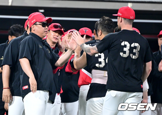 이범호 감독이 올러와 승리를 자축하고 있다./OSEN DB