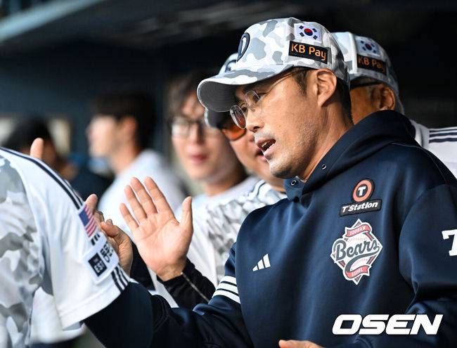 [OSEN=잠실, 이대선 기자] 4일 오후 서울 잠실야구장에서 2025 신한 SOL Bank KBO리그 두산 베어스와 KIA 타이거즈의 경기가 열렸다.두산은 최민석, KIA는 네일을 선발 투수로 내세웠다.1회말 1사 1,2루에서 두산 조성환 감독대행이 김재환의 좌전 적시 2루타 때 홈을 밟은 케이브와 하이파이브를 하고 있다. 2025.06.04 /sunday@osen.co.kr