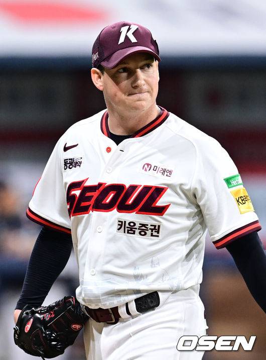[OSEN=고척, 조은정 기자]31일 오후 서울 고척스카이돔에서 2025 신한 SOL Bank KBO리그 키움 히어로즈와 두산베어스의 경기가 열렸다.홈팀 키움은 로젠버그를, 방문팀 두산은 잭로그를 선발투수로 내세웠다.6회초 2사 3루 두산 케이브에게 뜬공을 유도하며 이닝을 마친 키움 선발 로젠버그가 더그아웃으로 향하고 있다. 2025.05.31 /cej@osen.co.kr